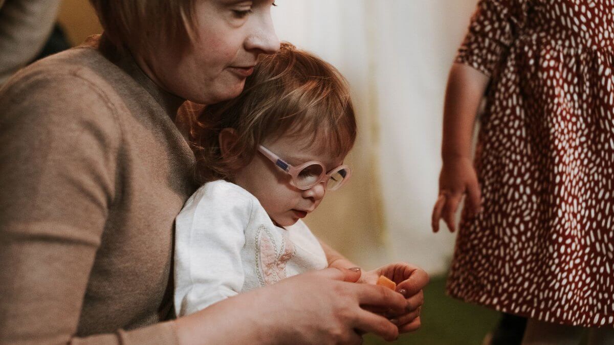 Therapist working with a child during behavioral therapy for tic disorders